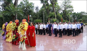 Chủ tịch Quốc hội Vương Đình Huệ dâng hoa, dâng hương tại Bảo tàng Quang Trung và thăm các gia đình chính sách