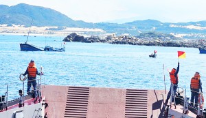 Lữ đoàn 955, Vùng 4 Hải quân cứu kéo tàu cá Bình Định bị phá nước