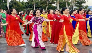 Liên hoan dân vũ 'Phụ nữ Bình Định duyên dáng sắc màu'