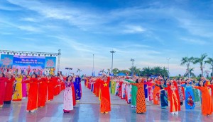 Ấn tượng 1.000 hội viên, phụ nữ trình diễn áo dài tại Liên hoan dân vũ "Phụ nữ Bình Định duyên dáng sắc màu"