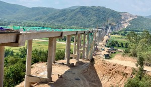 Hai cầu lớn trên cao tốc nối Bình Định - Phú Yên dần thành hình