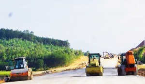 Cao tốc Quảng Ngãi-Hoài Nhơn thi công ngày, đêm để về đích cuối năm 2025