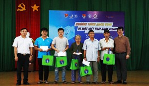 Khám, tư vấn sức khoẻ miễn phí, tặng quà 300 người dân hoàn cảnh khó khăn ở Bình Định